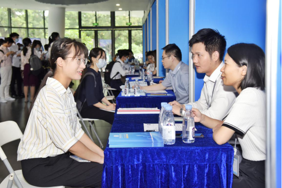 图为招聘会现场.