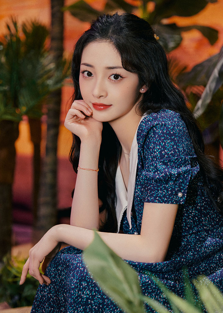 周洁琼《喜欢你我也是》造型写真 波浪卷发搭配长裙温柔浪漫__财经头条