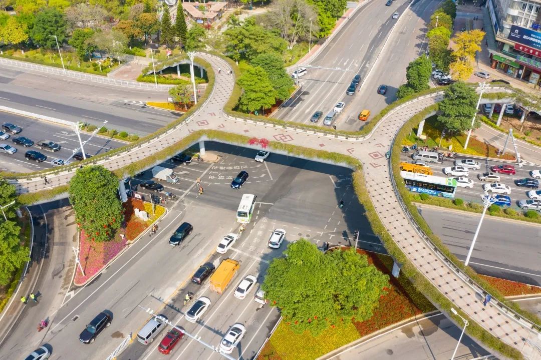 小市桥南人行天桥十字路口