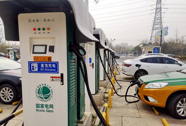 提振汽车奢华已接于刻下。图为北京市向阳区仰猴子园泊车场内的充电桩和新动力车。照相/章轲