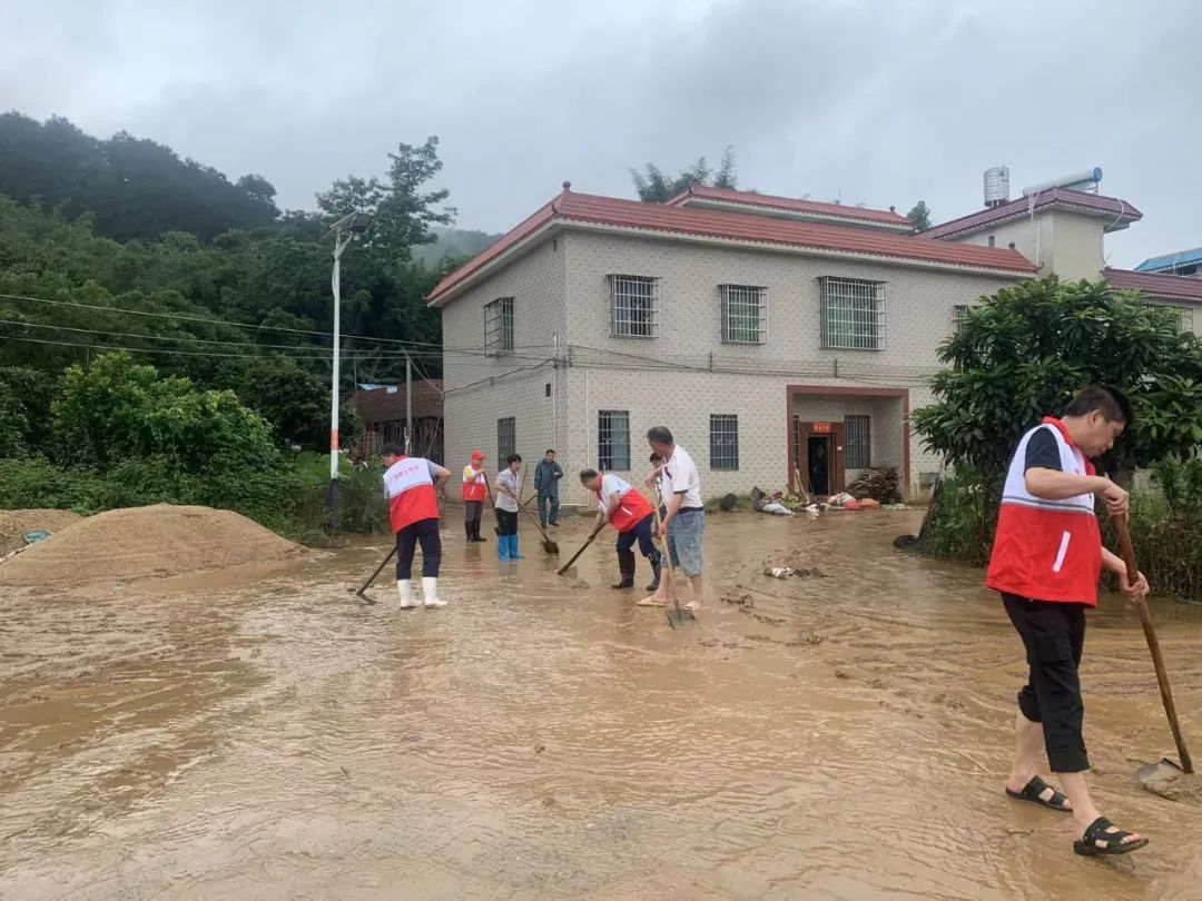 翁源县龙仙镇新尧村村干部在清理淤泥.新尧村委会 供图
