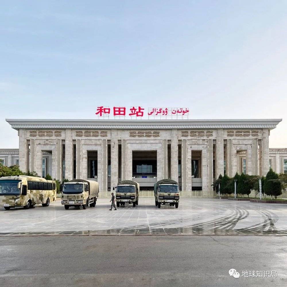 坐着火车游新疆世界首个沙漠铁路环线来了