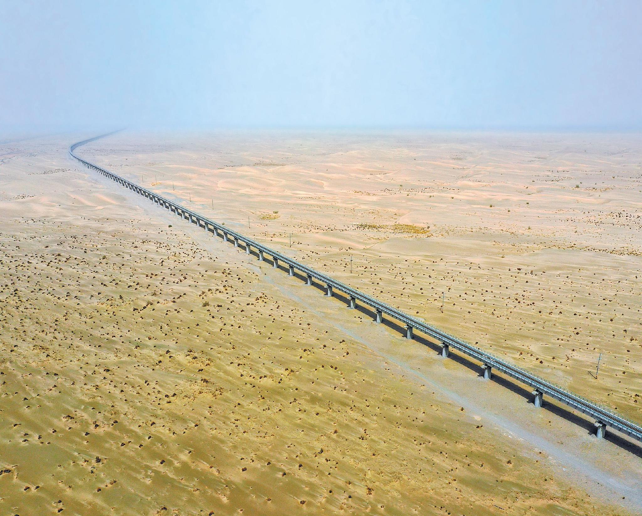 这是5月19日拍摄的和若铁路依木拉克特大桥(无人机照片).