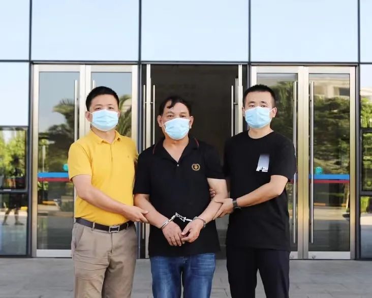 海南省烟草公司原党组成员、副总经理杨开联于6月3日被押解回琼。图片来源:海口市监察委员会