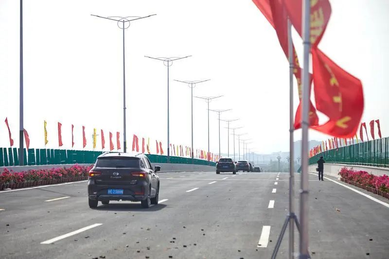 车辆驶过禅西大道南延线.吕润致/摄