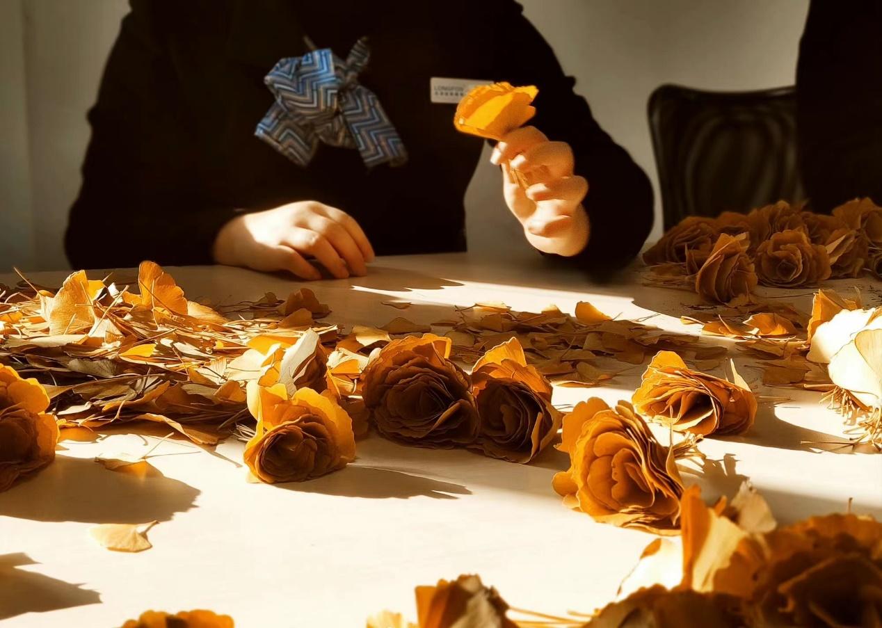 工作人员制作的“银杏花”，成为业主们的“小确幸”