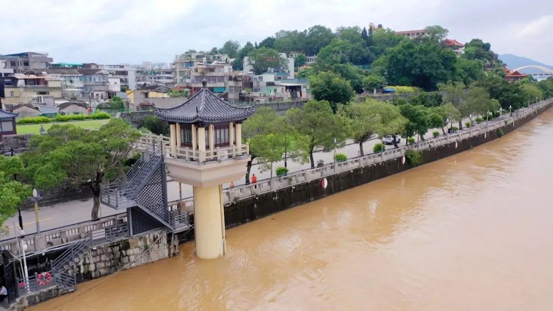 韩江2008年以来最大流量潮州供水枢纽闸门全开泄洪