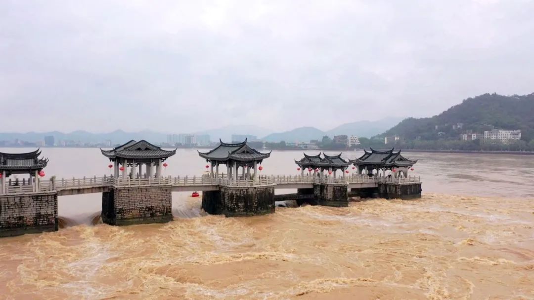 韩江2008年以来最大流量潮州供水枢纽闸门全开泄洪