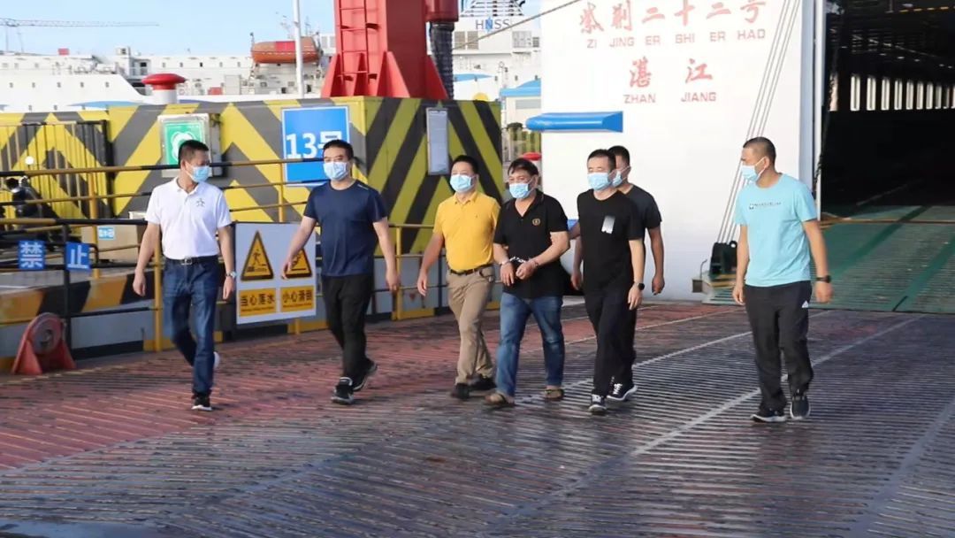 海南省烟草公司原党组成员、副总经理杨开联于6月3日被押解回琼。图片来源:海口市监察委员会