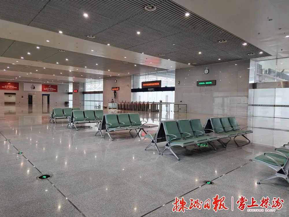 始发车停靠在车站1站台,并不能从车站二楼的候车室直接检票乘车