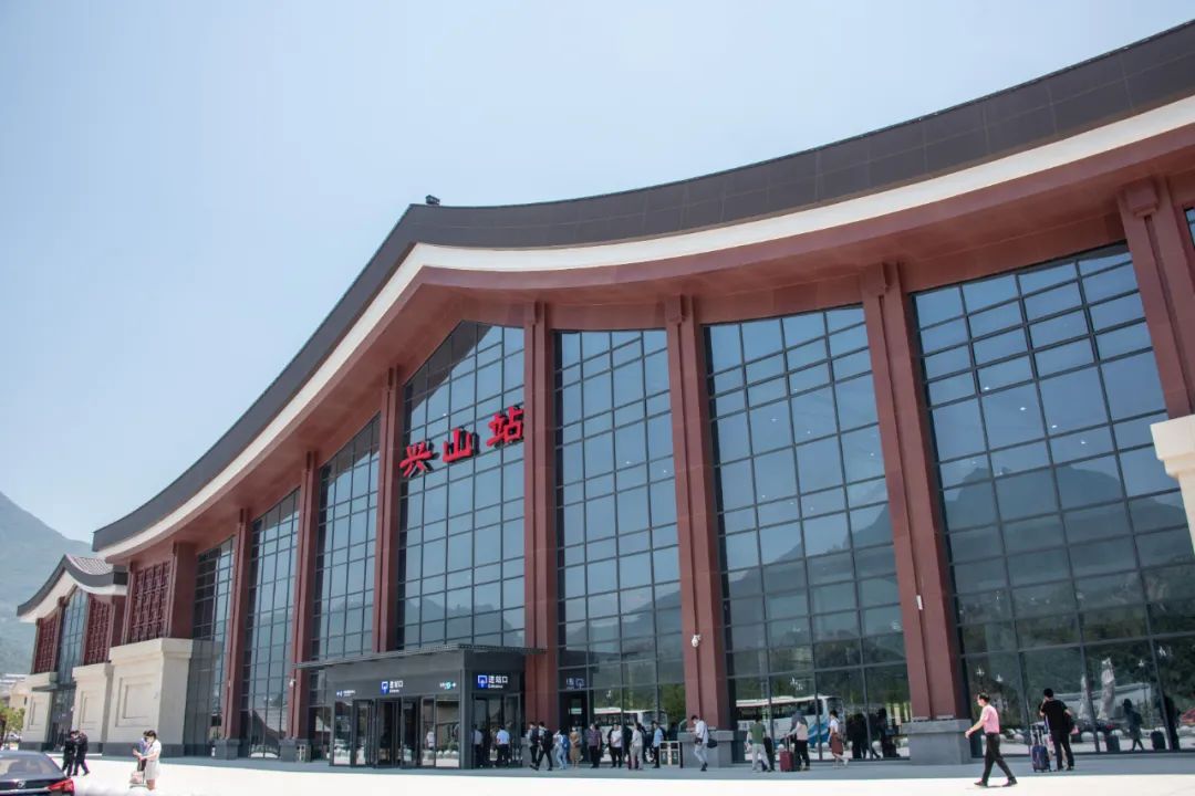 6月15日拍摄的郑渝高铁兴山站.新华社发(伍志尊摄)