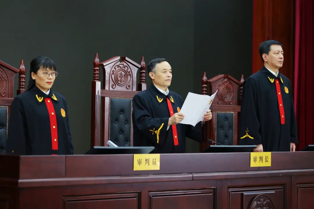 二级大法官,黑龙江省高级人民法院院长石时态担任审判长并主审陈某秋