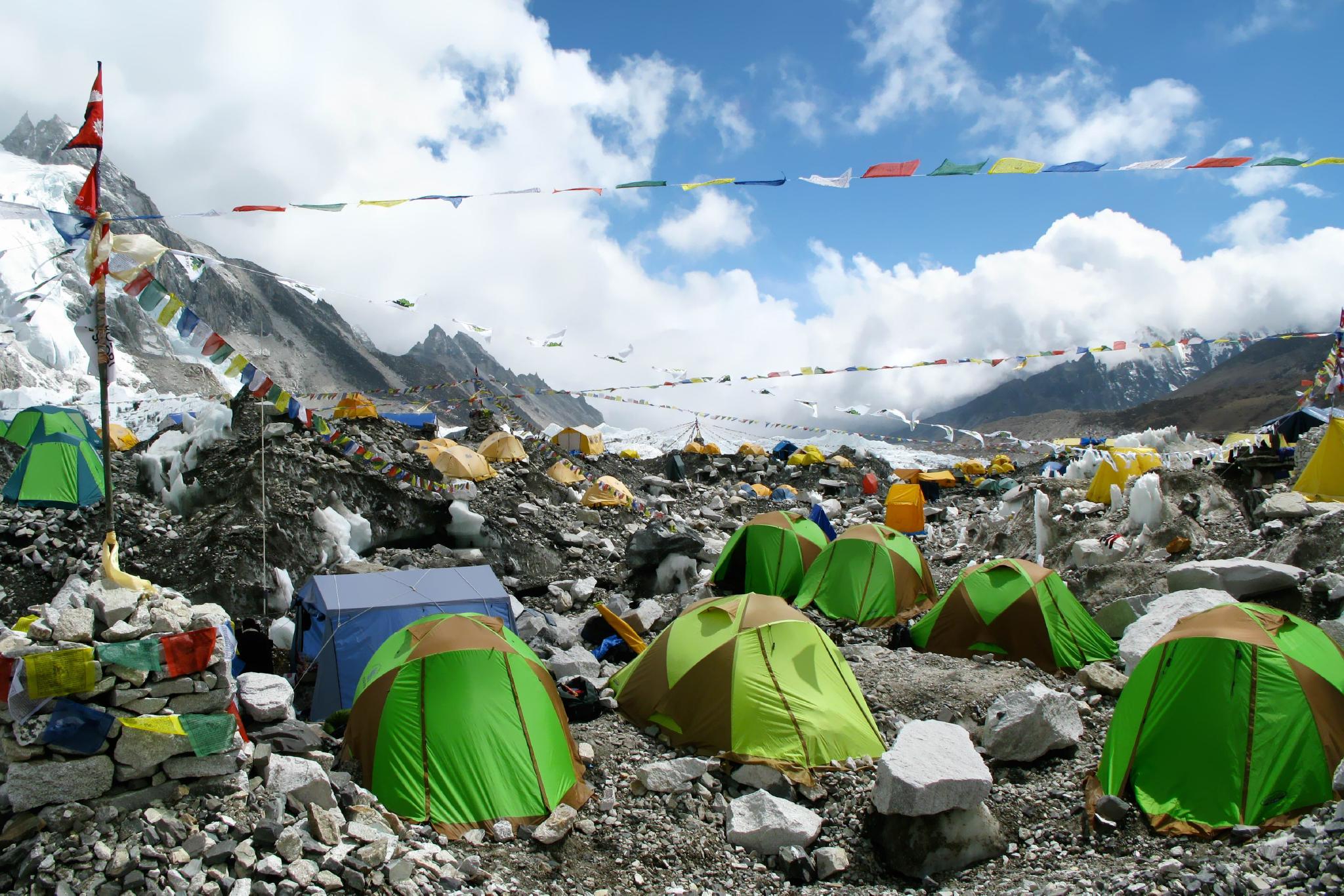 珠穆朗玛峰大本营遍地的帐篷,登山客往往选择在此休整后再行登山.