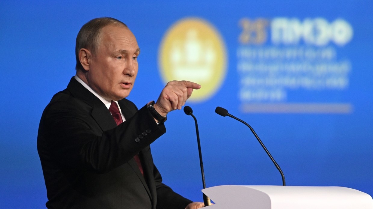 俄罗斯总统普京17日在第25届圣彼得堡国际经济论坛上发表讲话。
