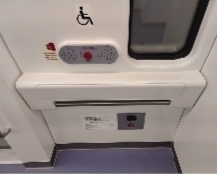 地铁4号线列车在全车客室残障人士区域，地铁均新增了方便残障人士使用的号线乘客报警装置。