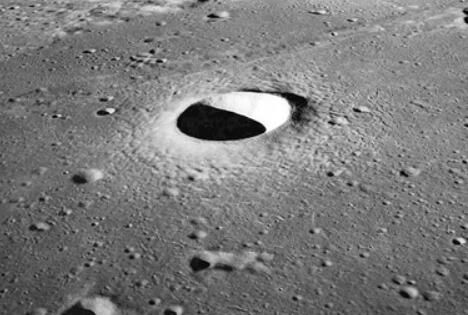 “阿波罗10”号任务拍摄的陨石坑（侧视图）。图片来源：物理学家组织网 