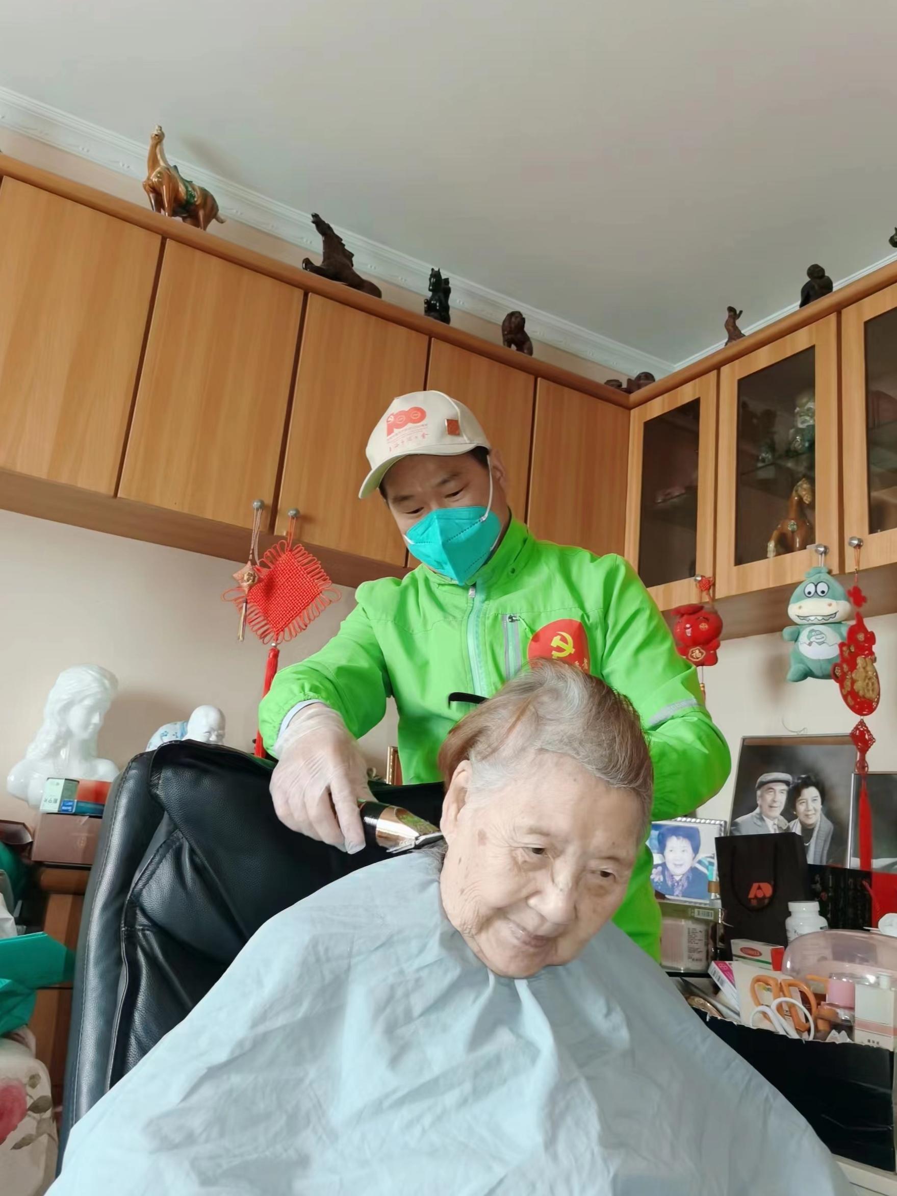 最美理发师主动疫线上岗