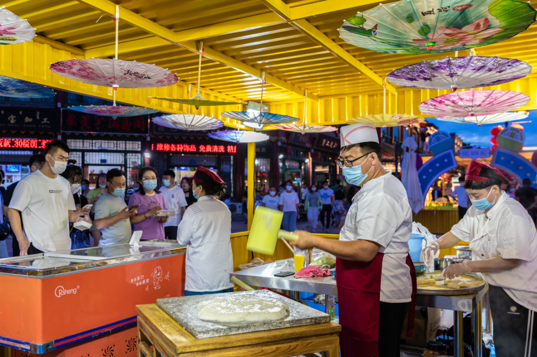 11家快闪店惊艳亮相"塞上老街音乐美食季" 引众多年轻人前往现场打卡