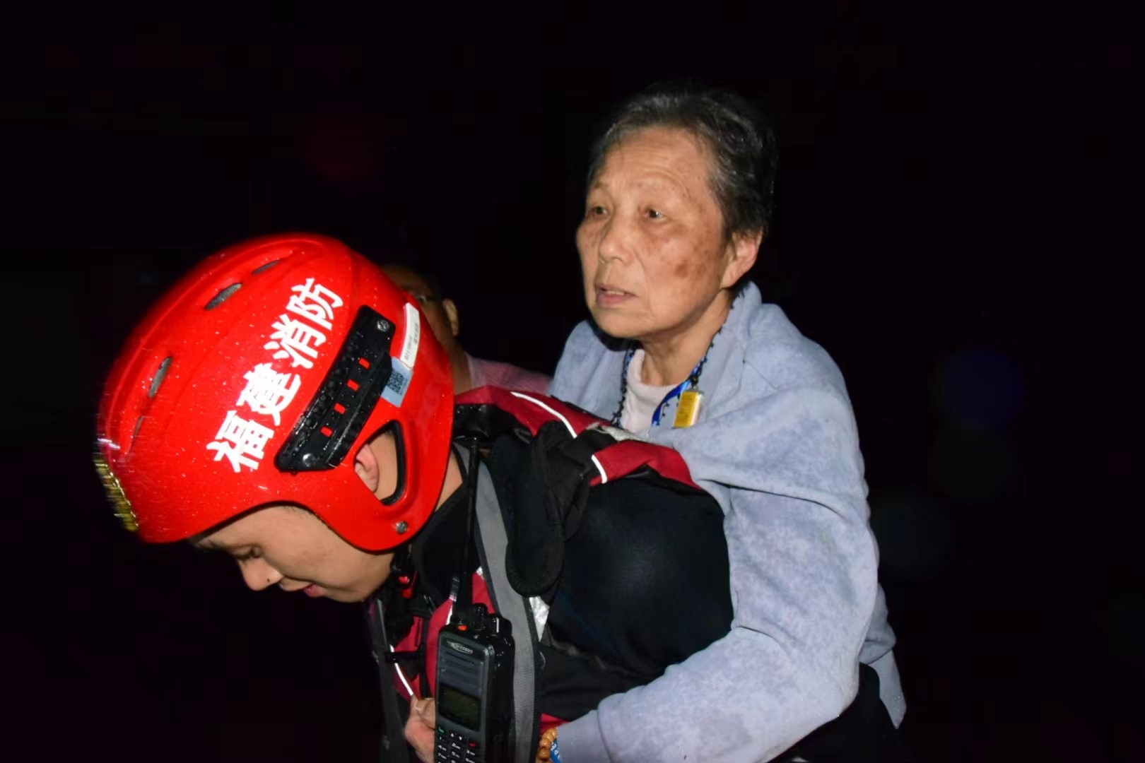 消防人员营救被困妇女儿童。（福州市消防救援支队提供）