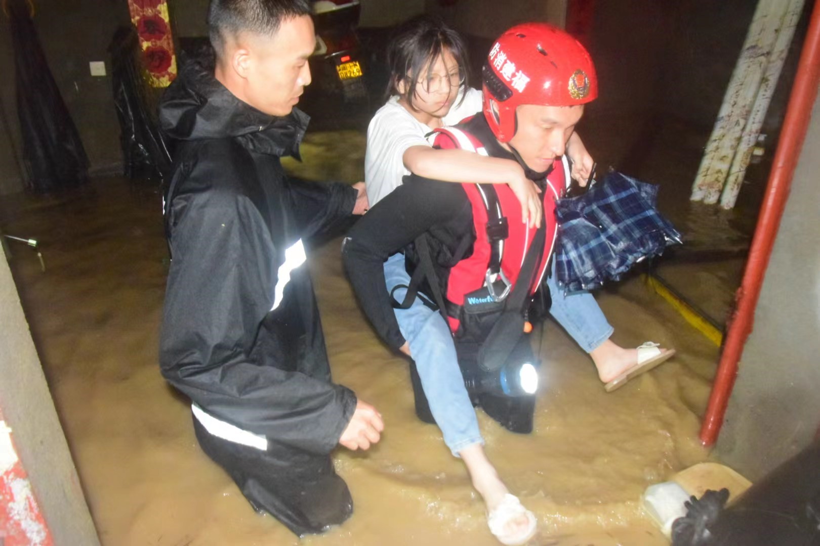 消防人员营救被困妇女儿童。（福州市消防救援支队提供）