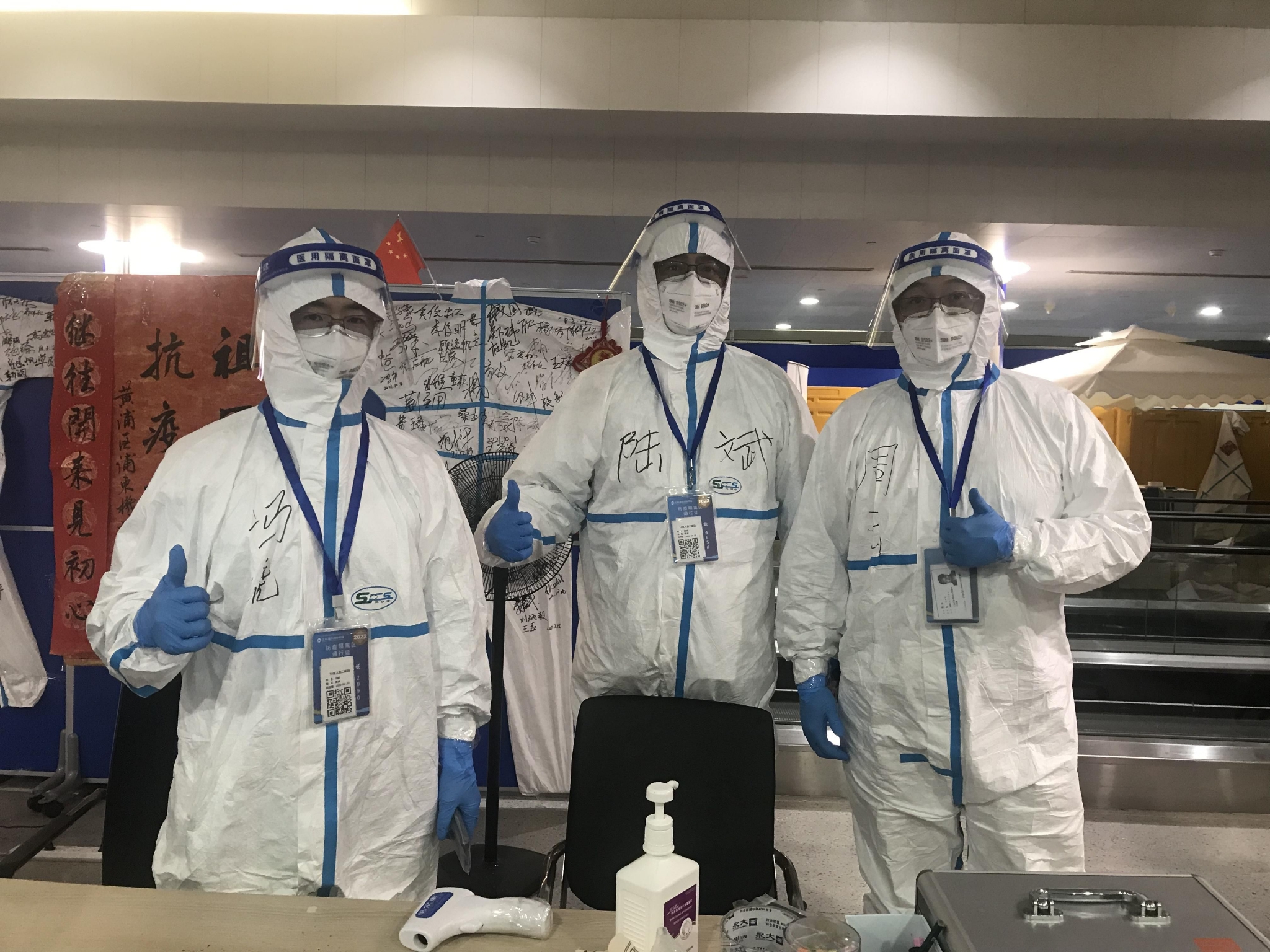 穿上大白服我们是牢守疫情输入第一道防线的守沪者