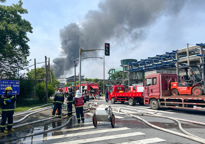 6月18日，消防救援人员在现场开展救援工作 新华社图