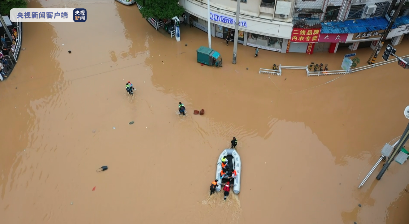 福建建瓯洪峰过境致道路被淹各方合力抢险救援