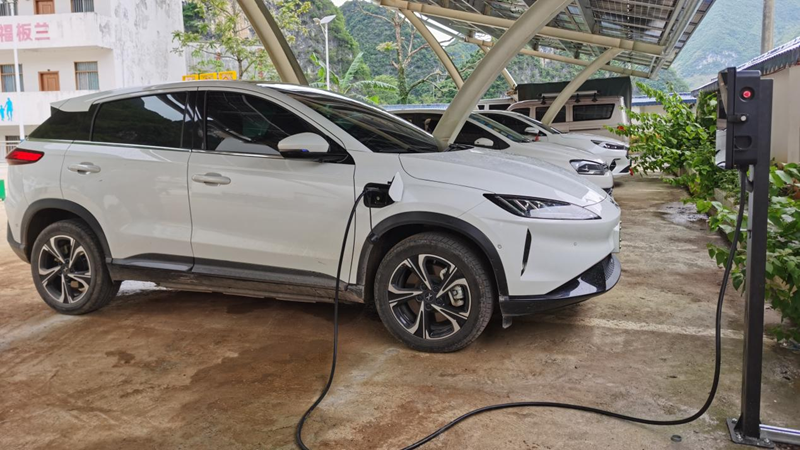 2022年5月9日，在广西大化县北景镇板兰村，一辆新能源汽车在充电。新华社发（张爱林摄）
