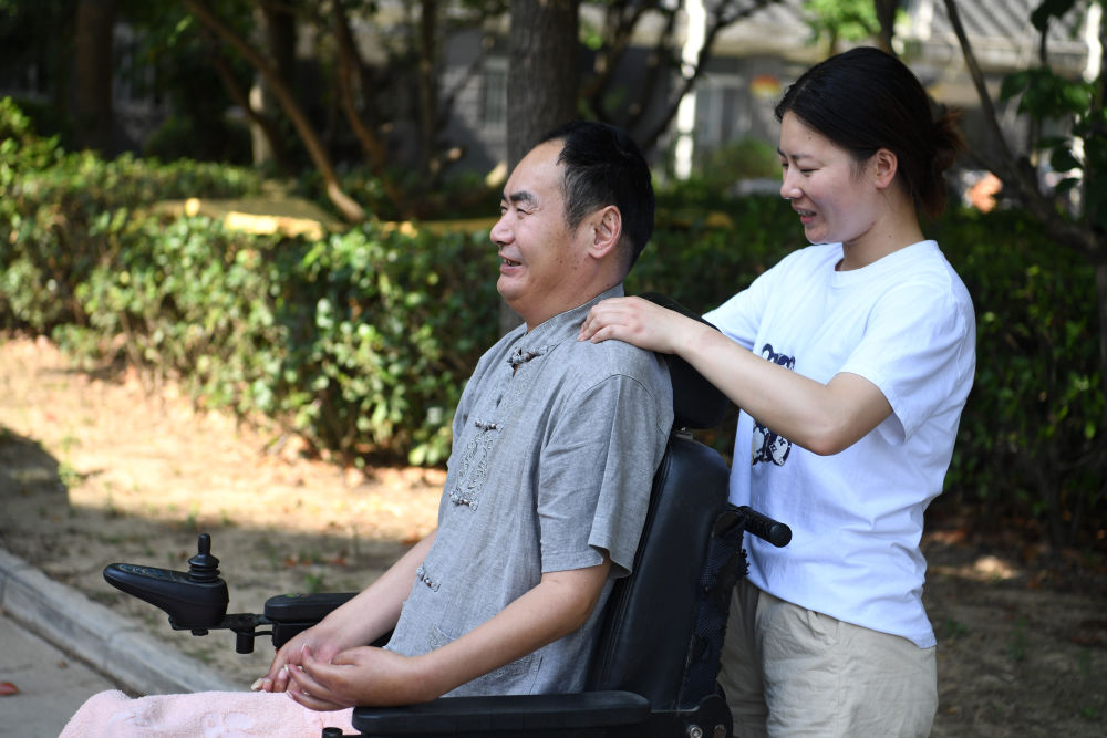 6月17日,黄凤在为爸爸按摩身体.新华社记者&nbsp;刘军喜&nbsp;摄