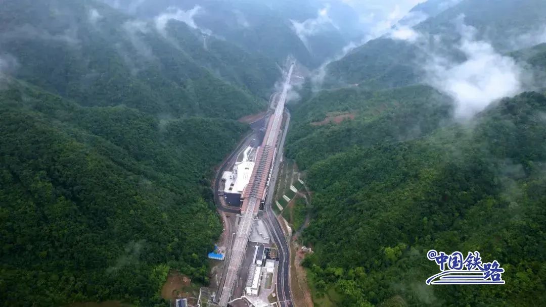 郑渝高铁开通一个月内,所有旅客凭抵达神农架高铁站的车票,就可以免
