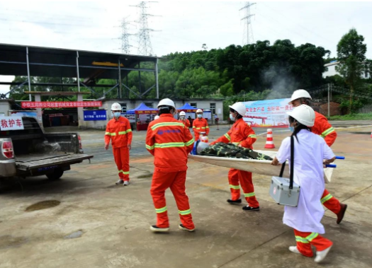 医疗救护组将伤员送往医院。