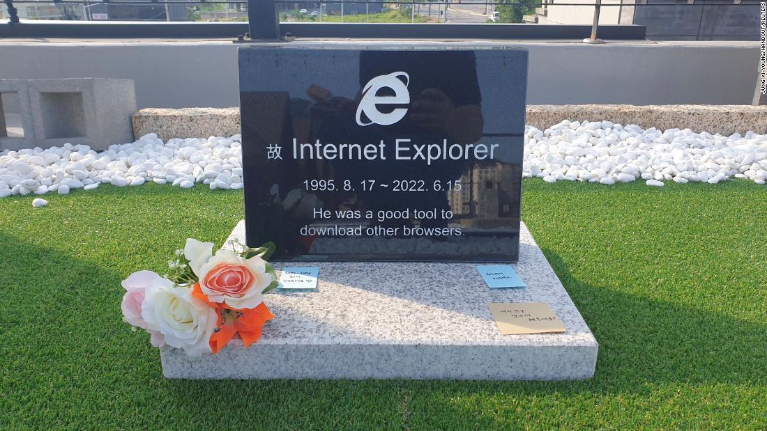 IE已“死” 程序员立碑:他是下载其他浏览器的好工具