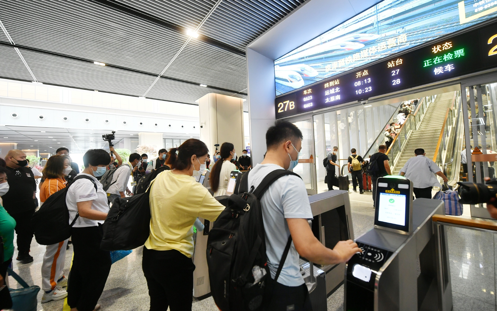 旅客检票乘车.新京报记者 王贵彬 摄