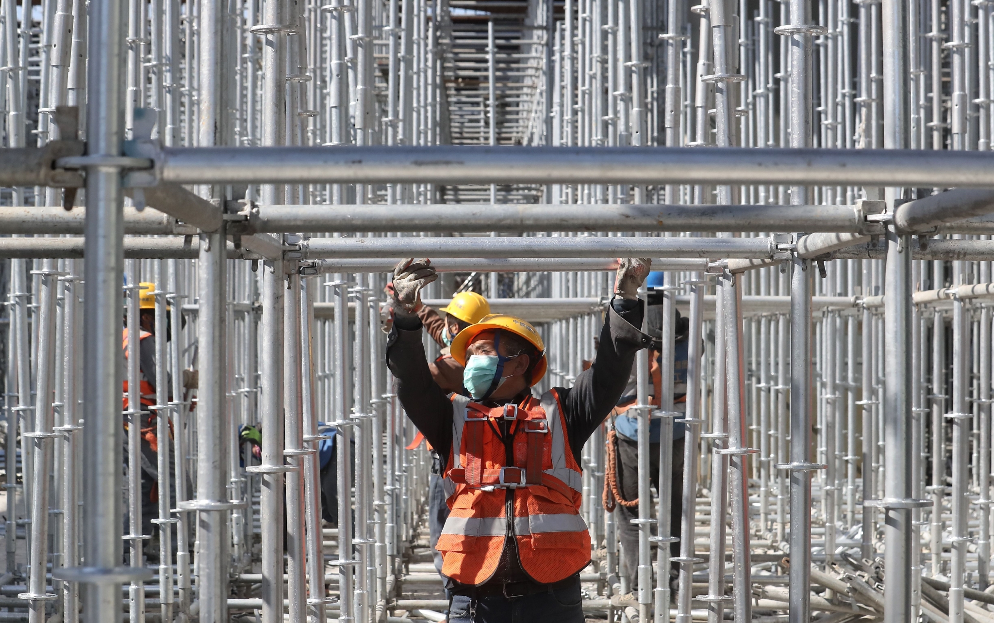 2020年3月13日,架子工正在搭架子.