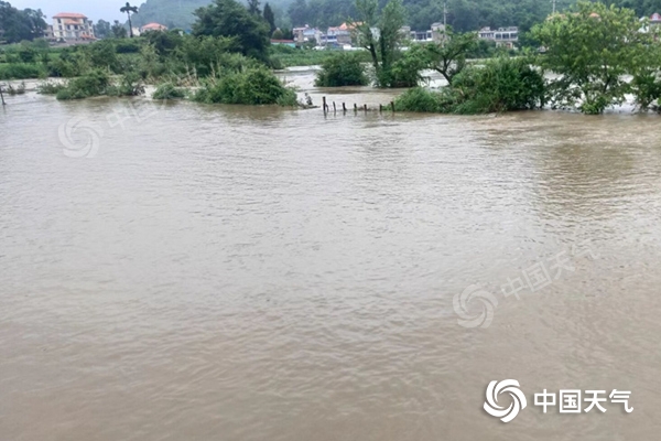 刚刚过去的周末，贵州安顺遭遇强降雨，部分农田被淹。（图：李龙富）