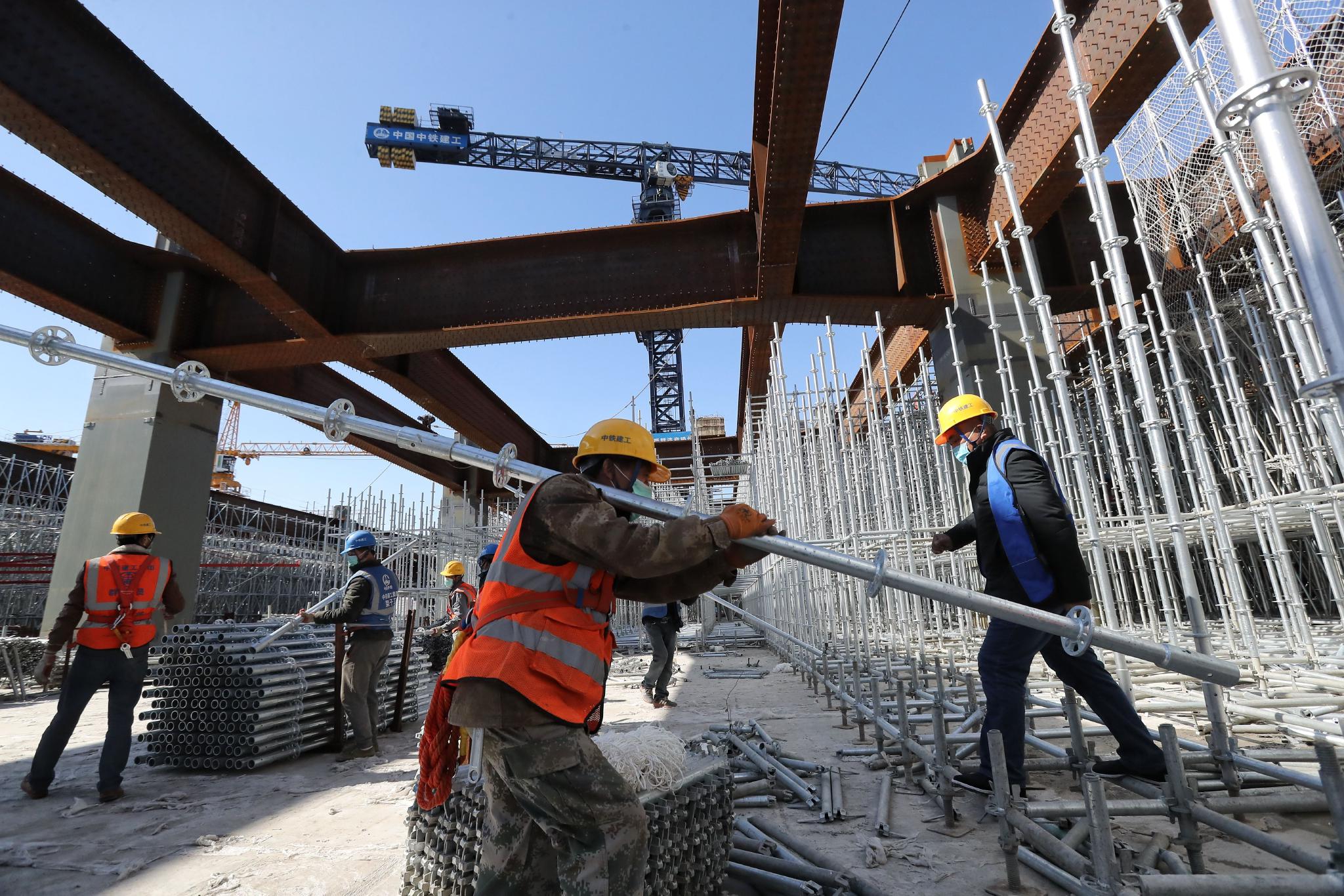 2020年2月8日,北京丰台站改扩建工程项目工地,工人们正在施工.