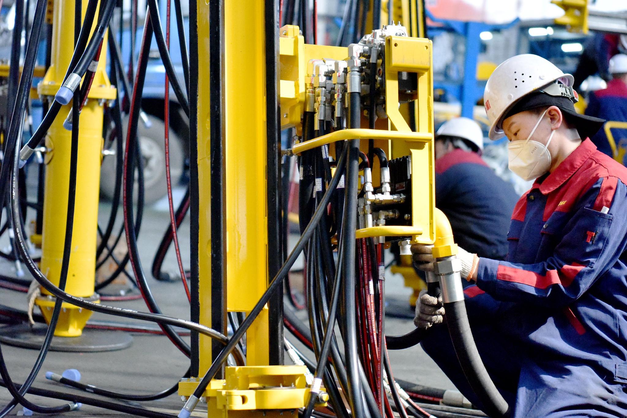 在河北省张家口市宣化区华泰矿冶机械有限公司,工人在钻机装配生产线