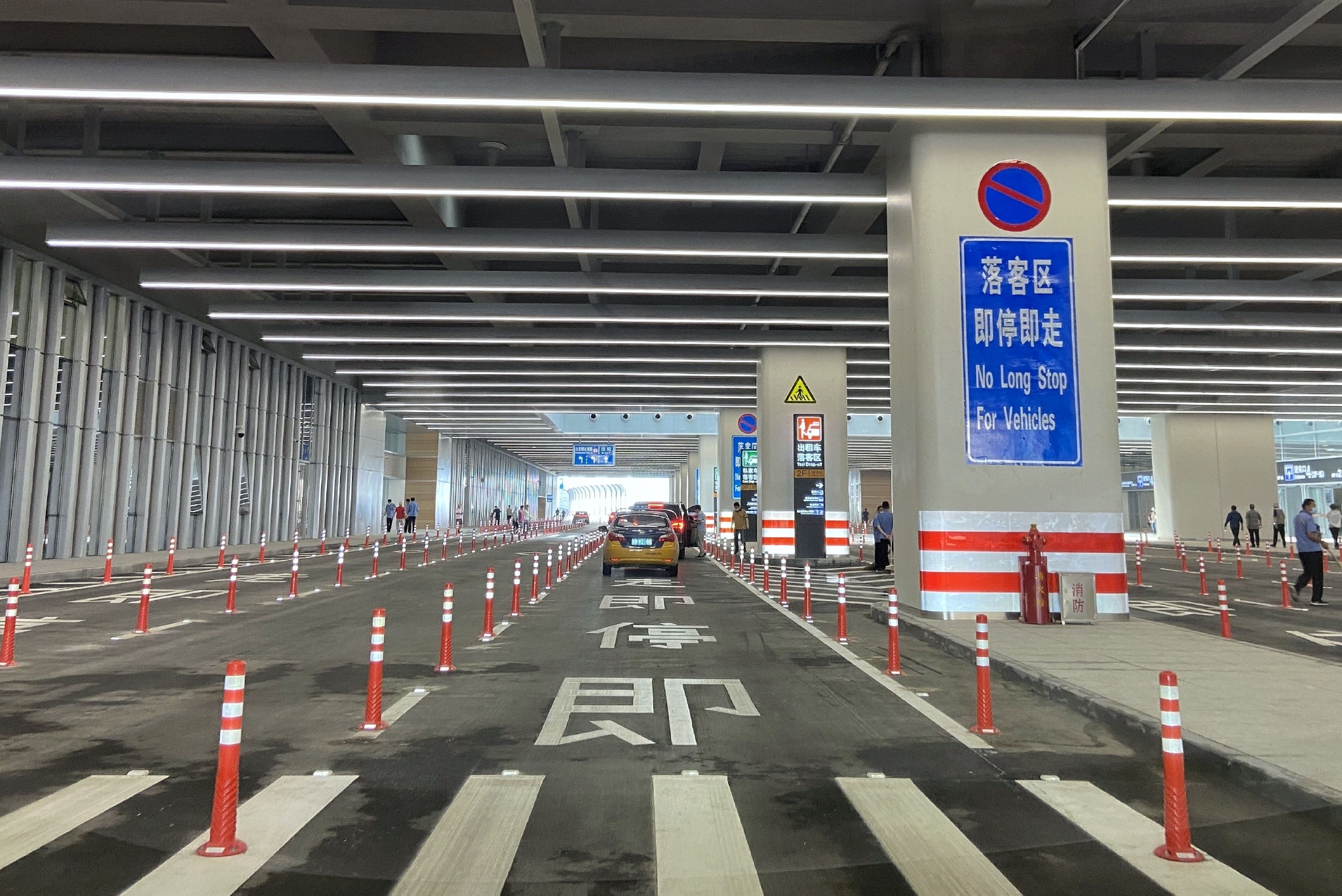 落客区域内有明显的即停即走标识.新京报记者 王贵彬 摄