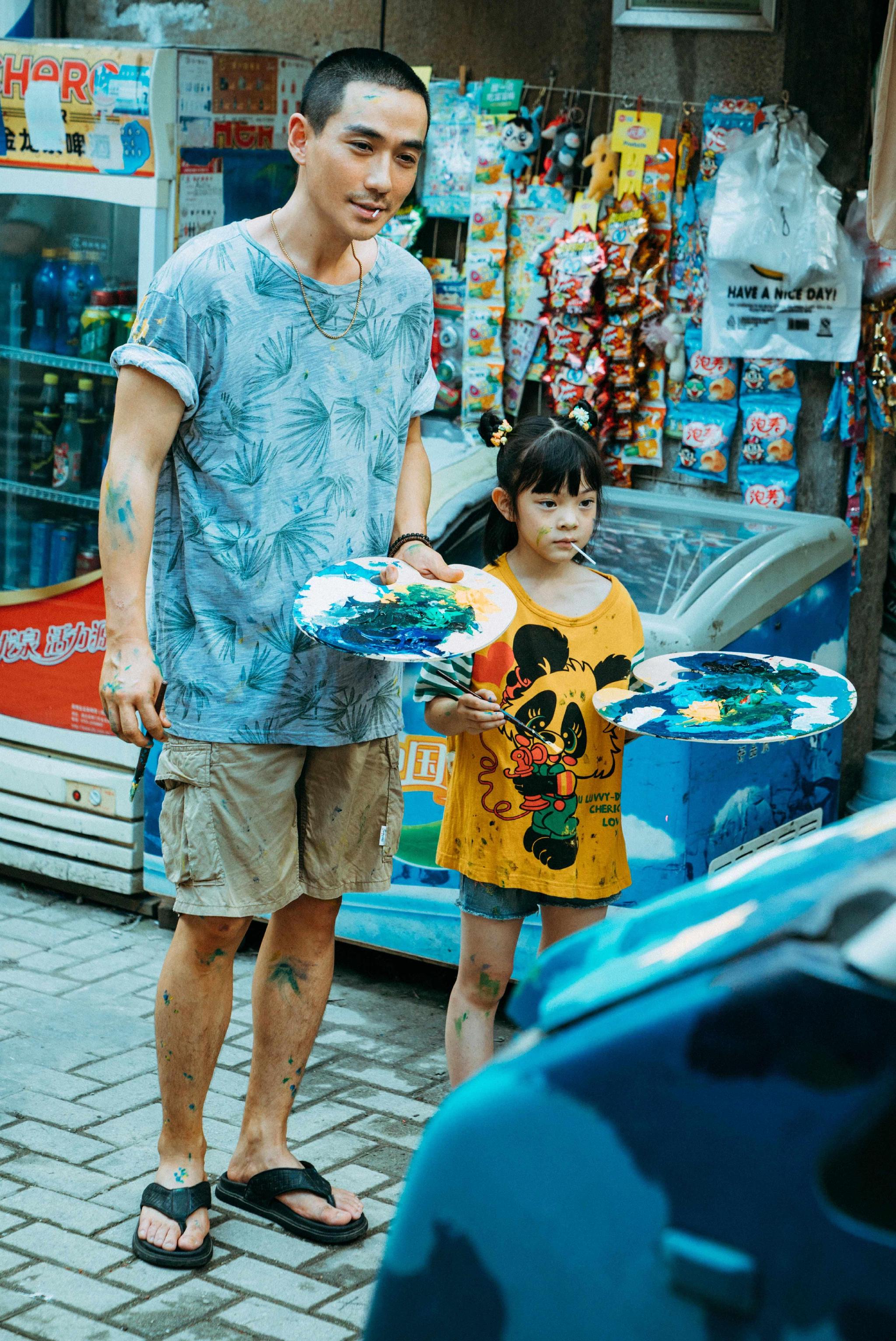 莫三妹和小文手绘殡葬车. 片方供图