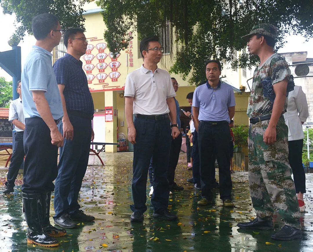6月20日,市人大常委会主任黄中贤率队到苍梧县岭脚镇督导防汛抗洪工作