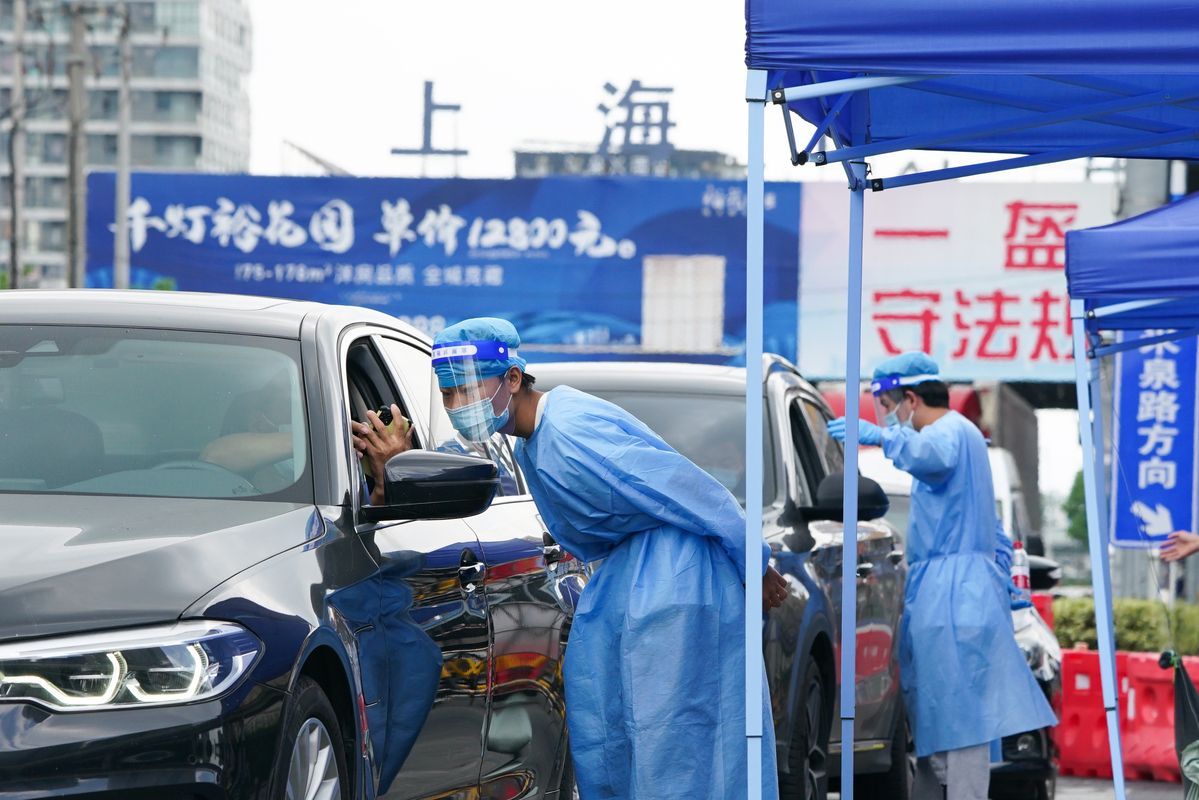 6月20日，位于沪苏交界处——上海市嘉定区曹安公路，工作人员对沪昆通勤人员进行查验。（中国日报记者 高尔强 摄）