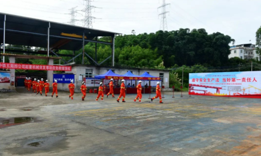 起重机械突发事故应急救援演练拉开序幕。