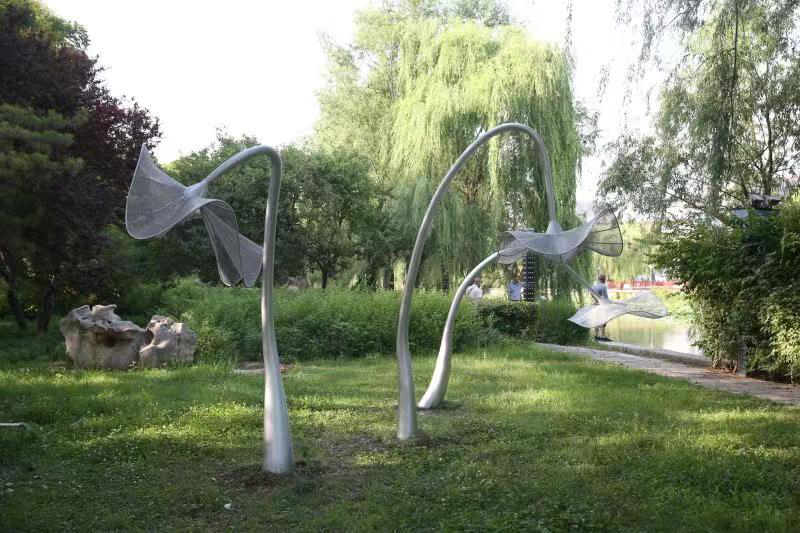 寓意每位党员干部都要以"荷花定律"为鉴,读懂廉洁寓意,不忘初心,牢记