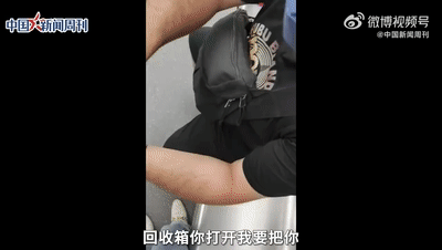 △李女士发现自己被偷拍后，立即上前呵斥偷拍的男子，并要求删除自己的照片。