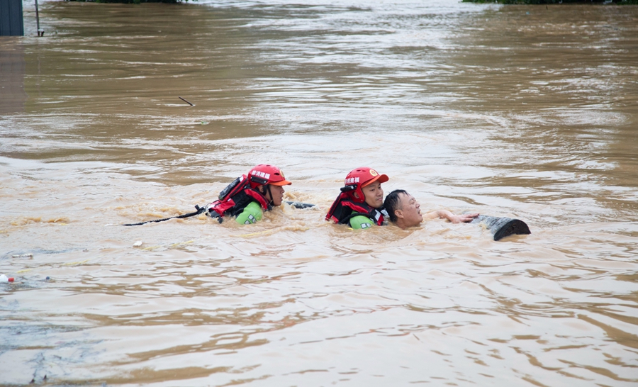 6月18日，沿海消防隊搜救相關人員在福州市壽寧縣兩處村子遷移獲救廣大群眾。<img src=