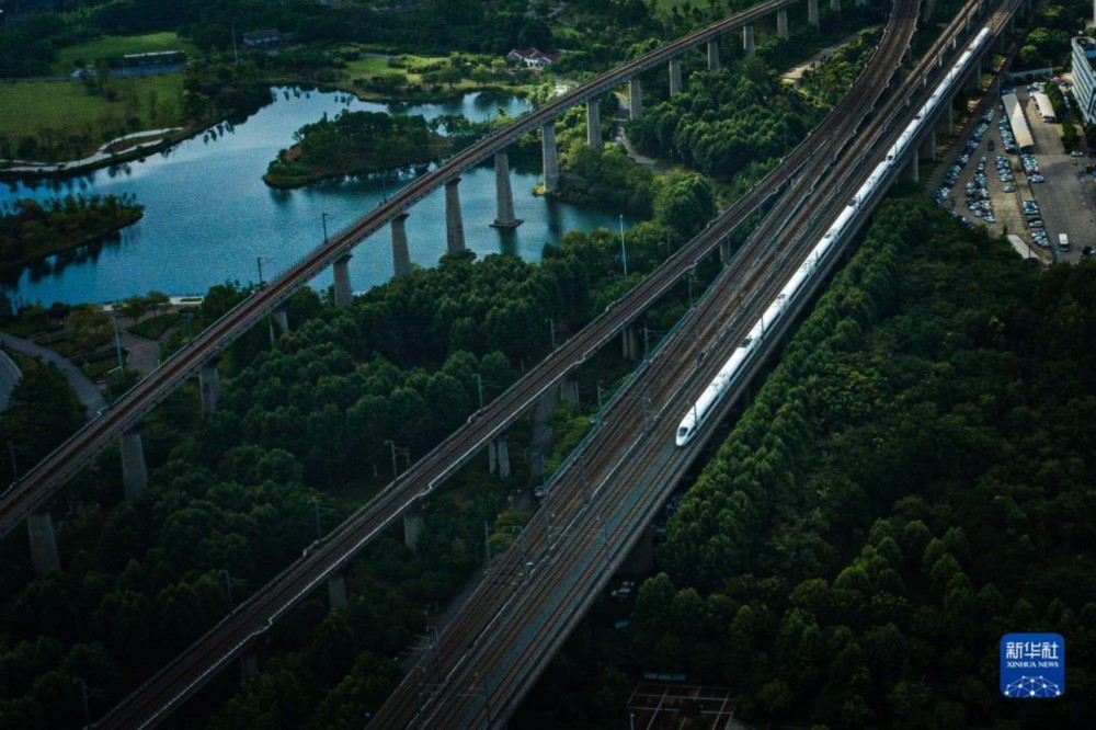 6月20日，一列动车组列车在京广高铁京武段武汉站附近行驶（无人机照片）。新华社记者 肖艺九 摄