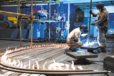 电焊工在哈电电机公司冷作分厂作业。记者 王建威 摄