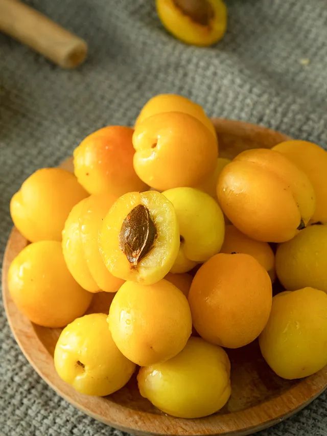 超甜的新疆小白杏一年只卖15天