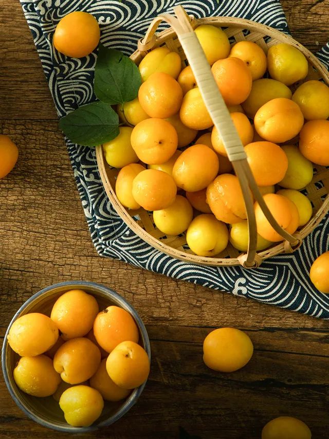 超甜的新疆小白杏一年只卖15天