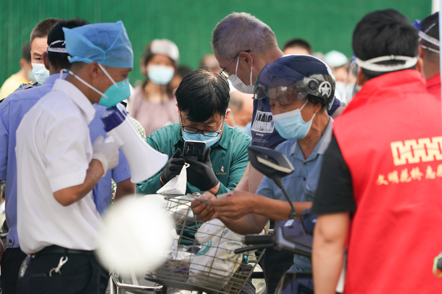 6月20日，沪昆通勤人员准备出示“沪昆通勤”电子凭证。（中国日报记者 高尔强 摄）